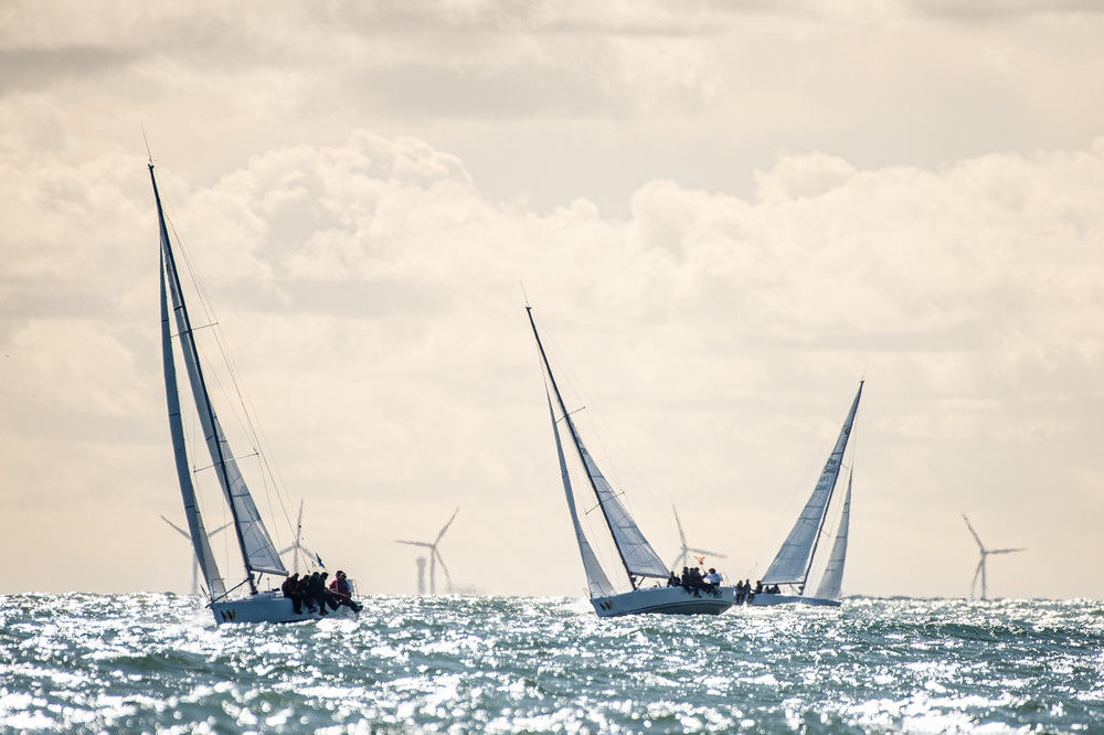 bateaux Baticup Atlantique 2023 devant les éoliennes en mer
